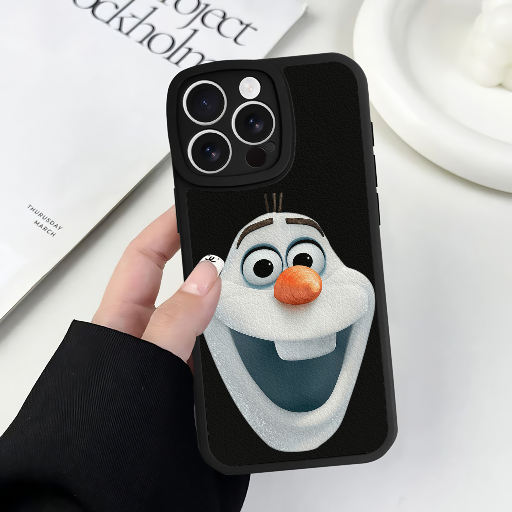 （画像用） アナと雪の女王 アンナ エルサ Frozen Anna Elsa 【iPhone 16シリーズ対応】シリコンスマホケース（レザー調） 材質：シリコン